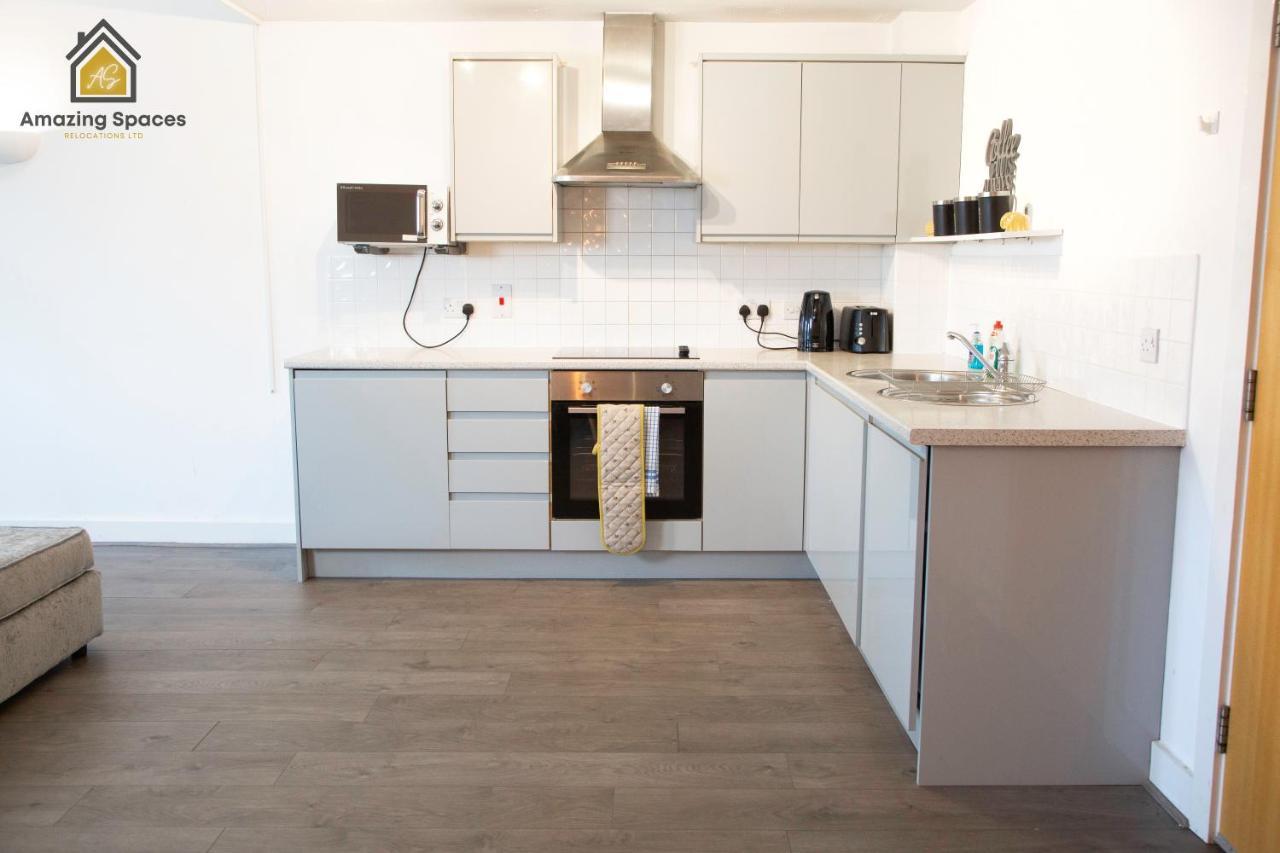 Amazing Spaces: Large Duplex with Parking & Wi-Fi Warrington Exterior photo