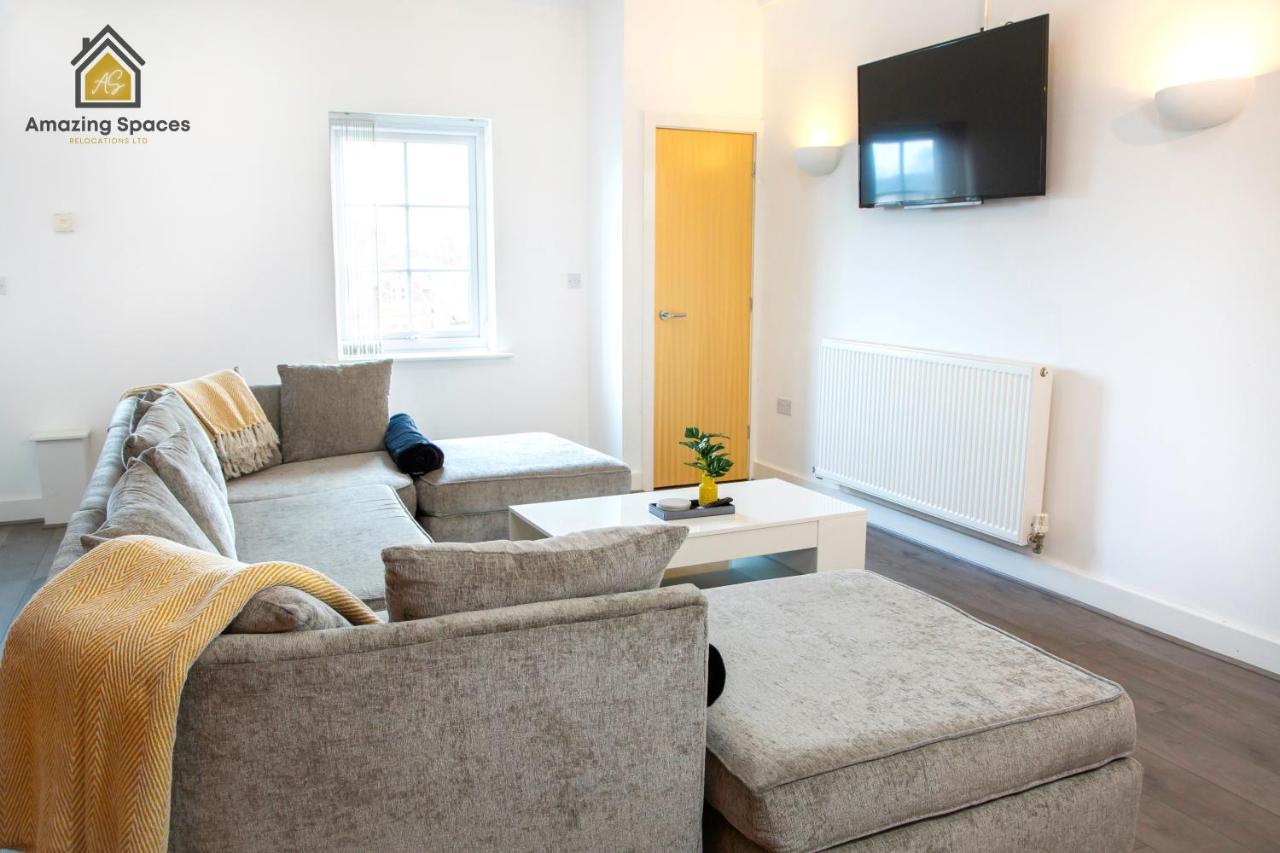 Amazing Spaces: Large Duplex with Parking & Wi-Fi Warrington Exterior photo